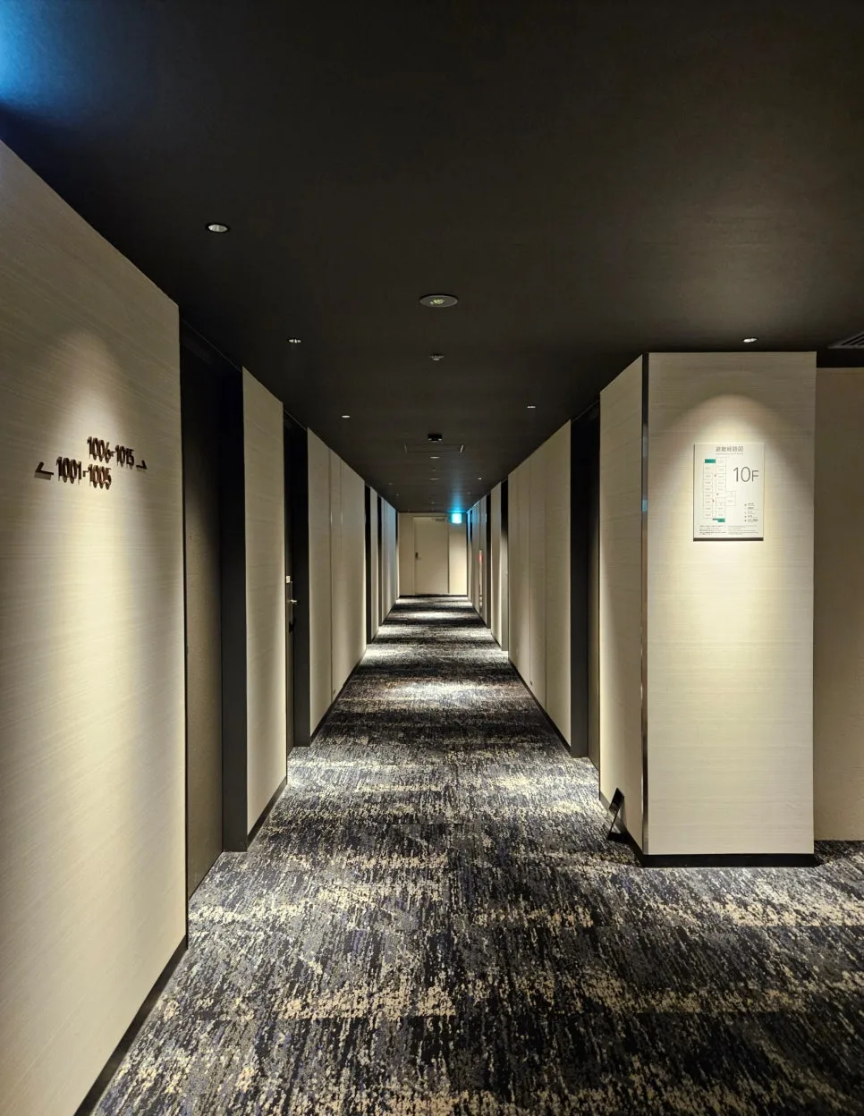 1003號房門口