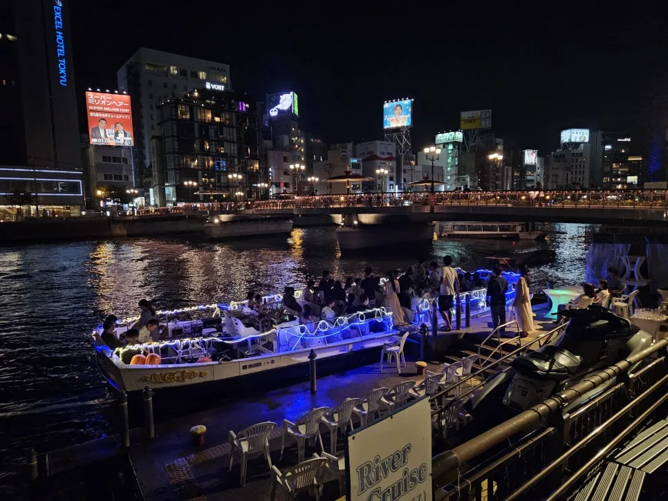 夜晚门口排队