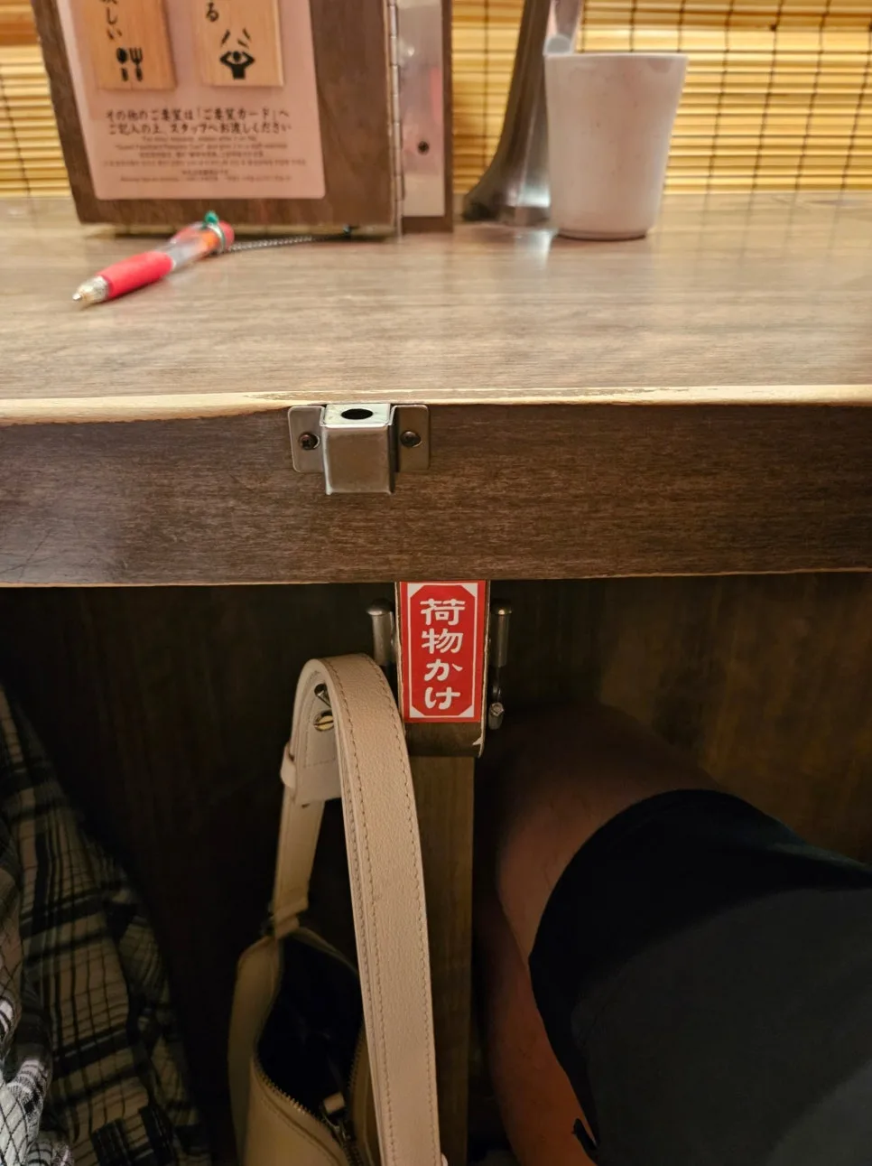 一蘭拉麵博多店置物掛勾