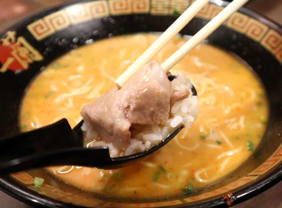 一蘭拉麵搭配白飯