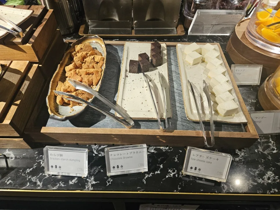 breakfast buffet dishes
