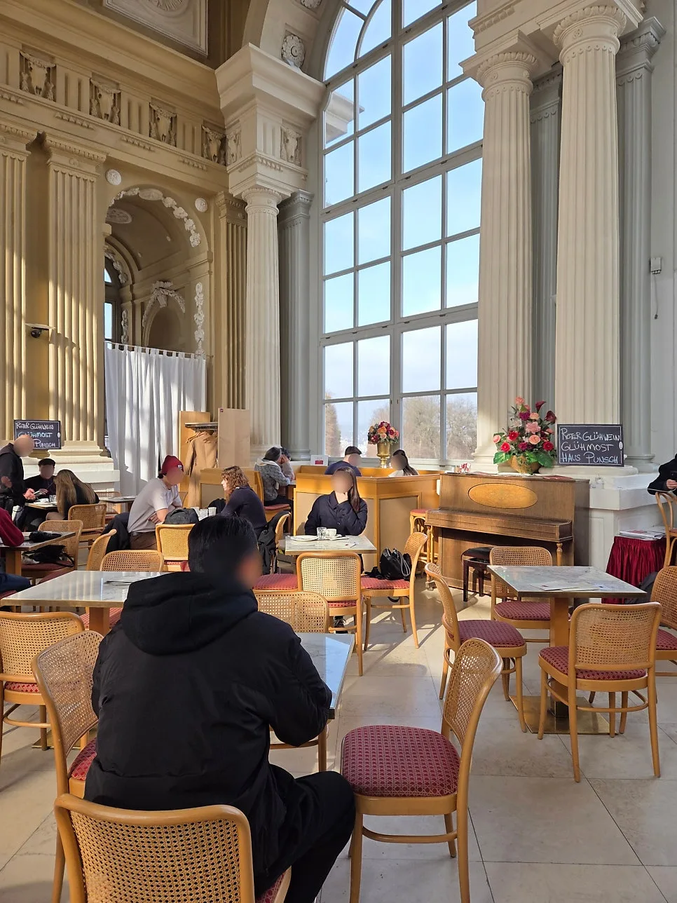 高挑窗景與室內裝潢