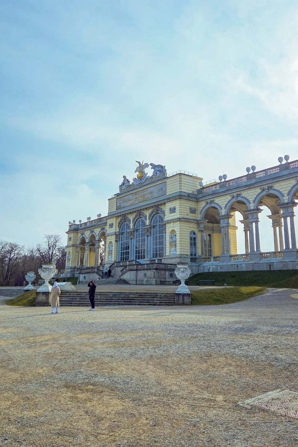 Gloriette 前的觀景長椅