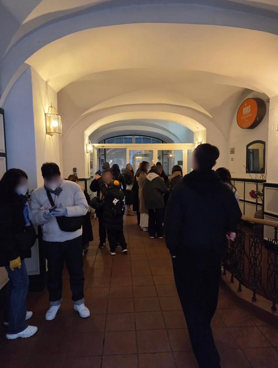 Ribs of Vienna 開店前排隊人潮