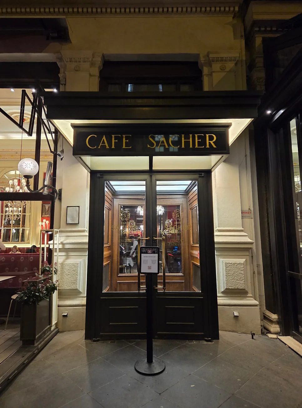 維也納 Café Sacher 實測店內入口與候位資訊