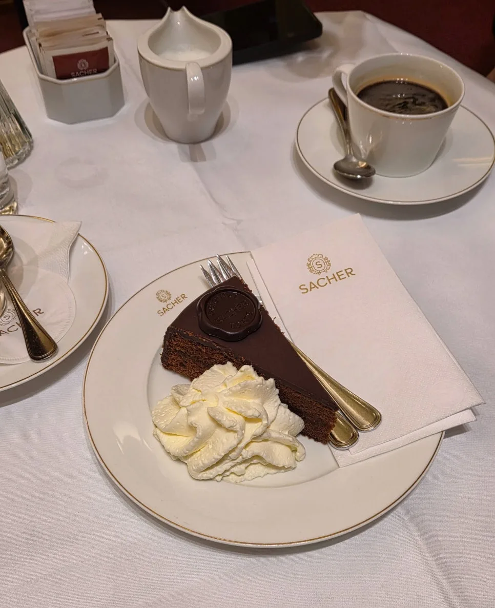 沙赫蛋糕搭配鮮奶油