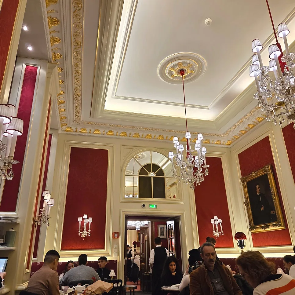 Café Sacher 吊燈與壁畫