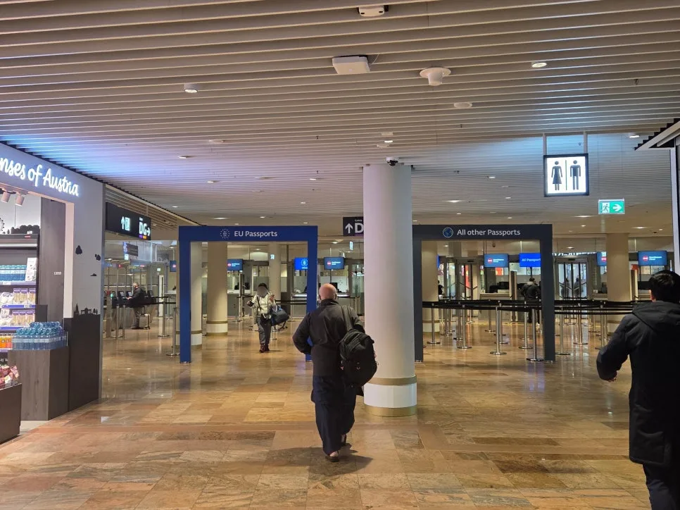 前往護照查驗與登機門