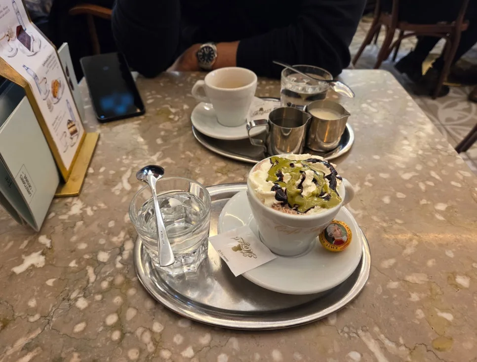 Café Mozart 甜點櫃近拍