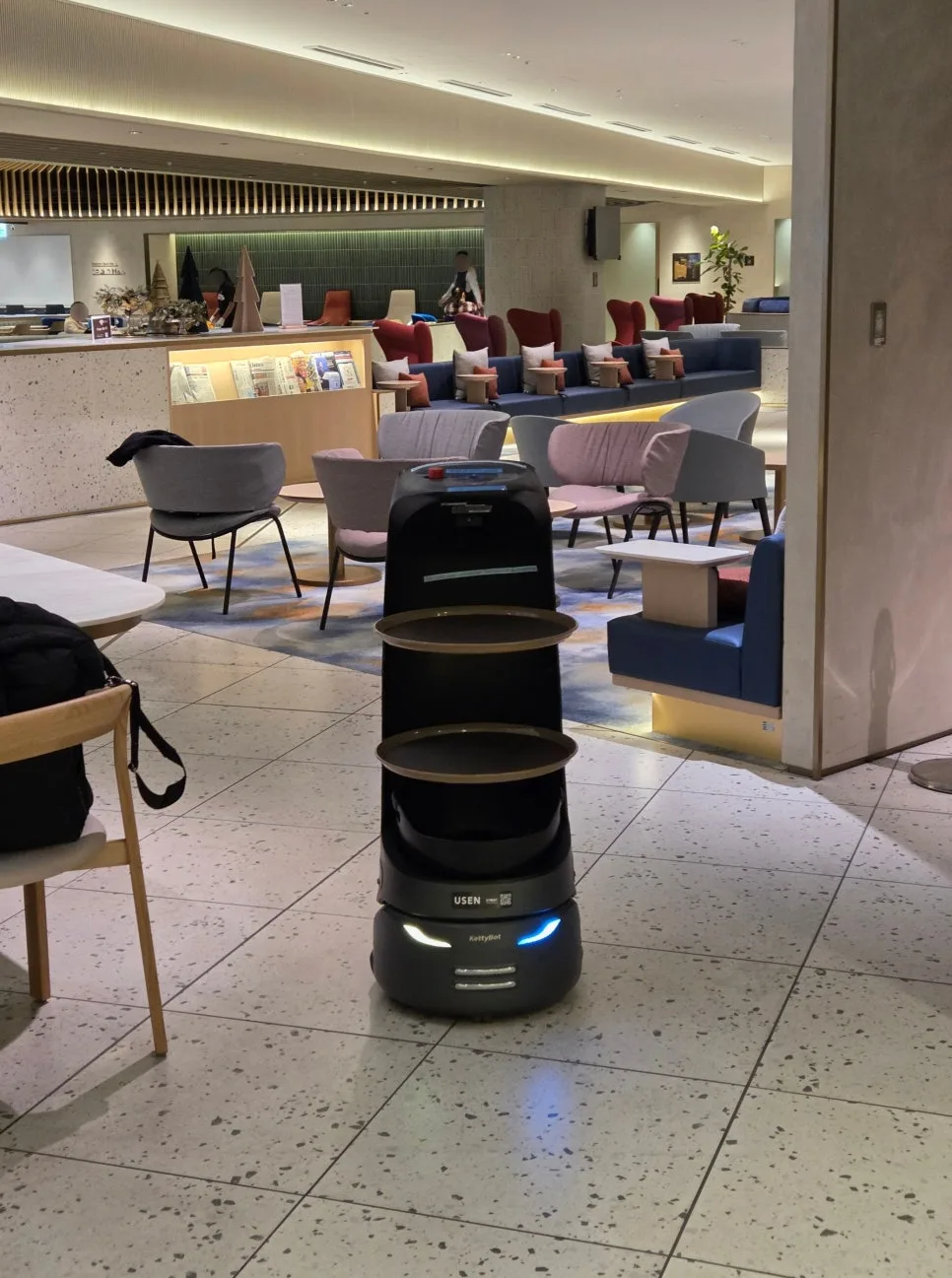 KIX Lounge Kansai 送餐機器人