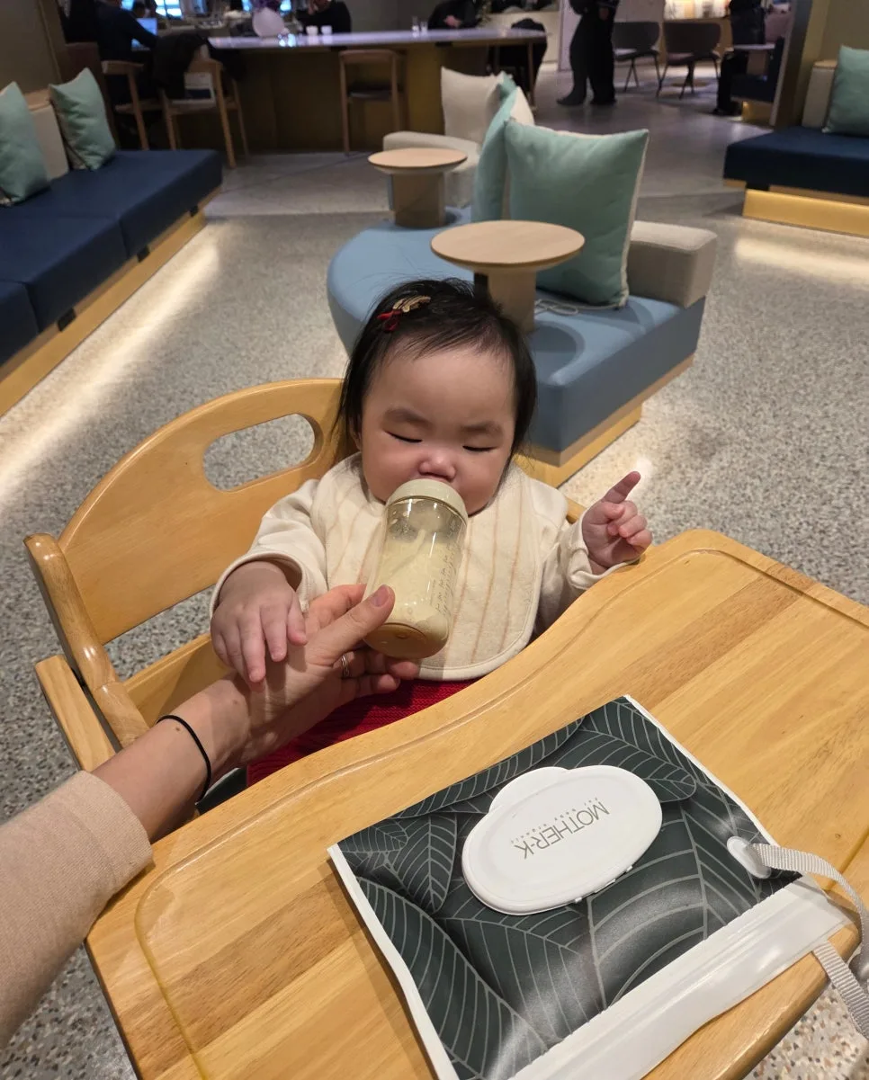 在 KIX Lounge Kansai 幫寶寶泡奶
