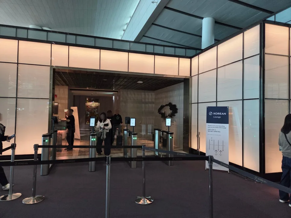 Korean Air lounge location sign
