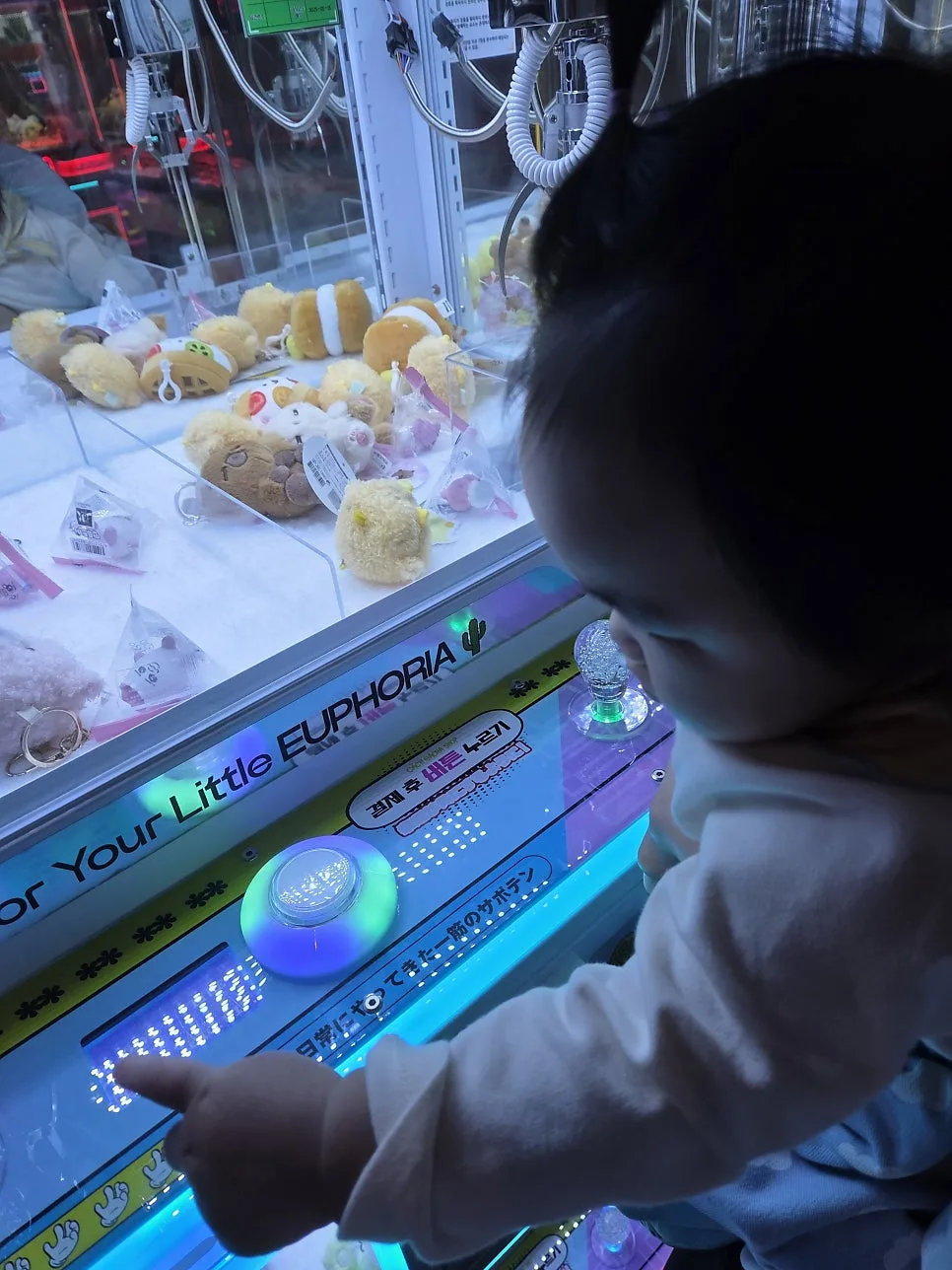 baby looking at arcade lights