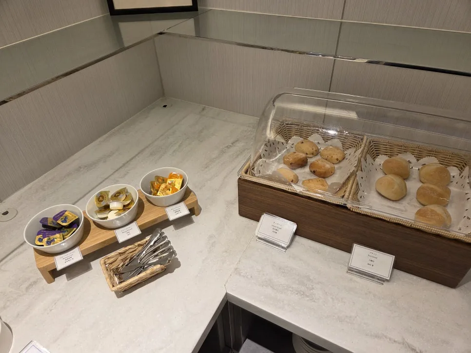 杯裝烏龍麵與蛋塊