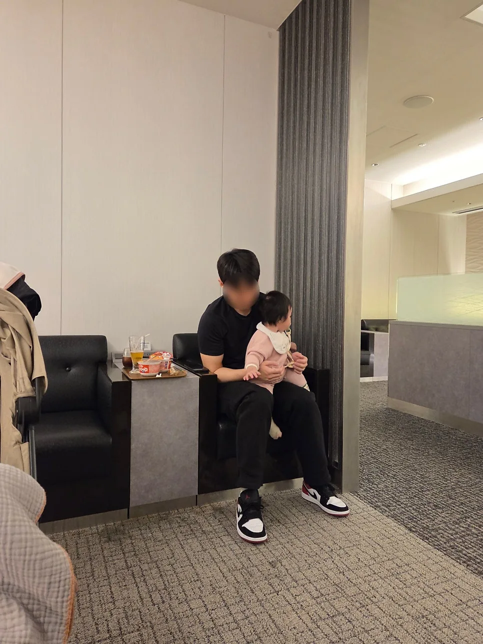 杯裝烏龍麵與餅乾