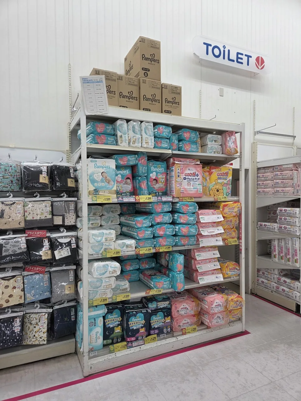 西松屋店內寶寶服飾