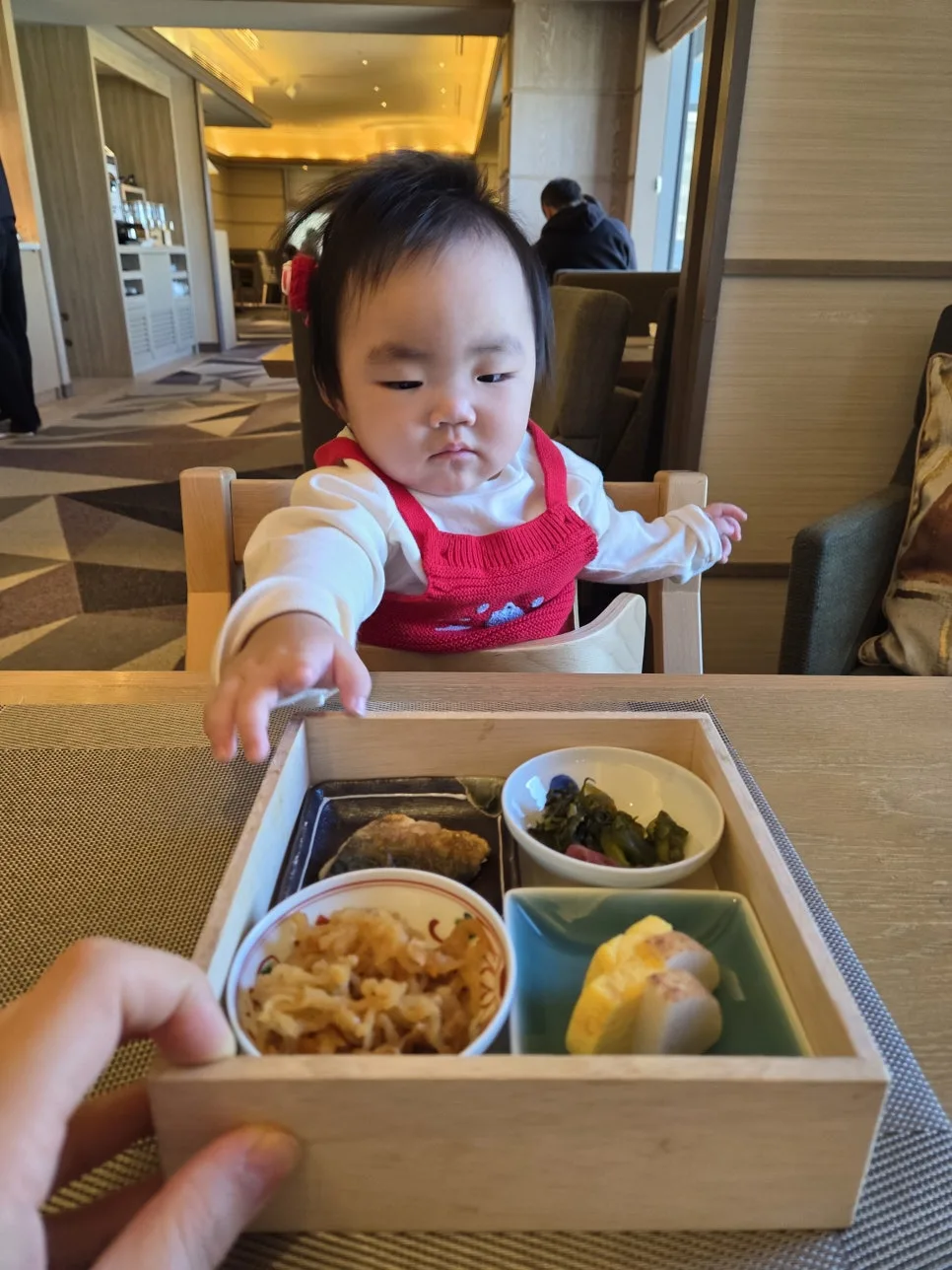 食べたそうな赤ちゃん